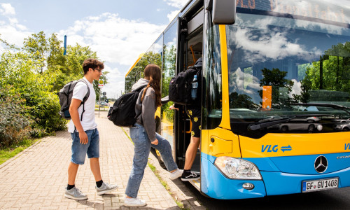 Die neuen Schulwege können kostenfrei mit Bus und Bahn geübt werden. 