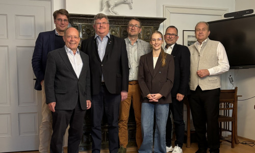 Bei der Gesellschaftsgründung (v.li.): Philipp Sticherling (Beurkundender Notar), Lothar Hagebölling (Berater der WRH), Alexander Hoppe (Bürgermeister der Stadt Königslutter am Elm), Christian Burgart (Geschäftsführer der Projektgesellschaft), Cassina Mönch (Prokuristin der Projektgesellschaft), Thomas Klein (Geschäftsführer der Wirtschaftsregion Helmstedt) und Gerhard Radeck (Landrat des Landkreises Helmstedt).