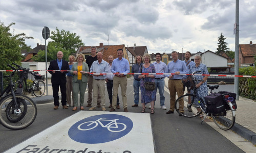 Vertreterinnen und Vertreter aus Politik und Verwaltung eröffnen die erste Fahrradstraße Gifhorns in der Fritz-Reuter-Straße.