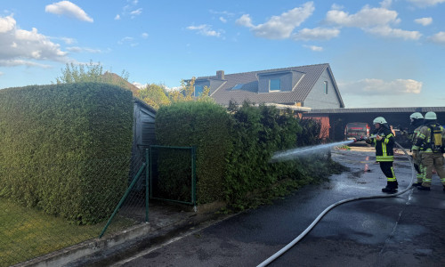 Bei Gartenarbeiten war die Hecke in Brand geraten.