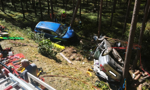 Die Autos wurden eine Böschung hinunter geschleudert.