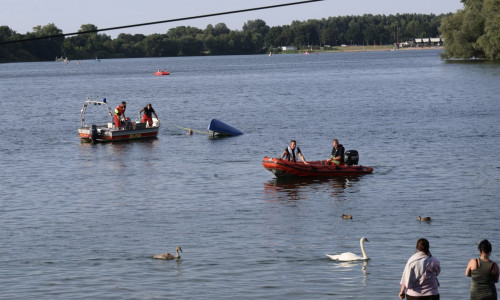 Große Aufregung am frühen Abend am Salzgittersee. Ein gekentertes Kanu rief die Einsatzkräfte von Polizei, Feuerwehr und Rettungsdienst an das Seeufer.