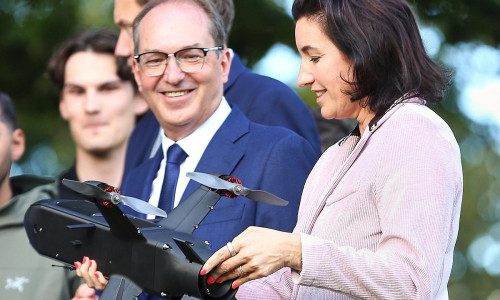 Alexander Dobrindt und Dorothee Bär mit einer Drohne am 25.08.2026