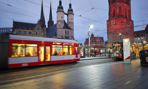 Straßenbahn auf dem Marktplatz in Halle (Saale) (Archiv)