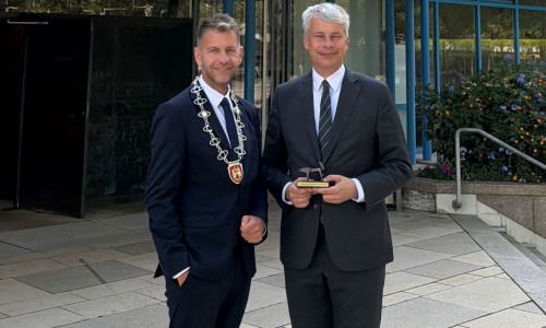Bundesverkehrsminister Steffen Bilger (re.) mit Oberbürgermeister Dennis Weilmann vor dem Wolfsburger Rathaus.
