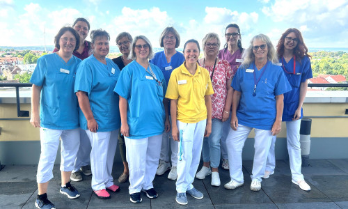 Das Team (von links): Astrid Buttler, Pflegefachfrau, Jennifer Meinardus, Ergotherapie, Irene Safonow, Pflegefachkraft, Malgorzata Hoffmann, Entlassmanagement, Nadine Steinadler, Stationsleitung, Dr. med. Christine Germer, Chefärztin, Julia Bergmann, Physiotherapeutin, Birka Zimmermann, Verwaltung, Anja Klaes, Kunsttherapeutin, Dagmar Donath, Oberärztin, Kateryna Moldovan, Oberärztin