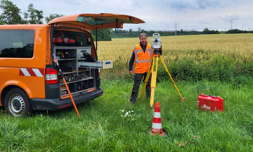 Ein Mitarbeiter des Kastasteramtes im Außendienst. 