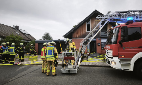 Die Feuerwehr verhinderte beim Dachstuhlbrand in Jembke Schlimmeres.