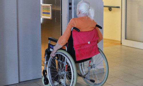 Alte Frau in einem Pflegeheim (Archiv)