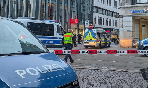 Auto fährt in Leipzig in Menschenmenge (Archiv)