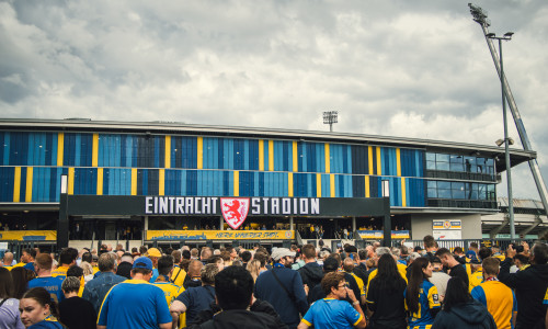 Das Stadionschild am Haupteingang des EINTRACHT-STADIONs wurde eingeweiht.