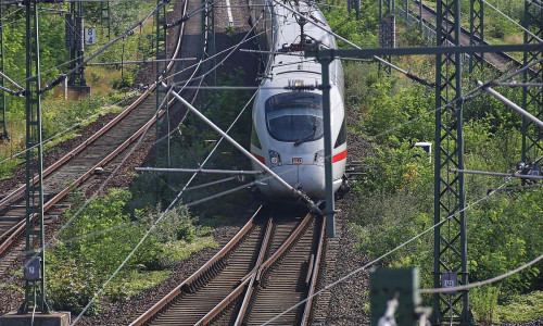 ICE T auf Bahnstrecke (Archiv)