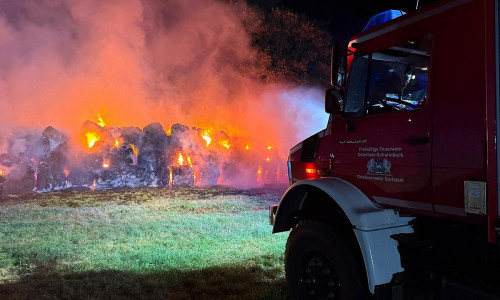 Ortsfeuerwehren bekämpfen Brand von 500 Heuballen (Archiv)