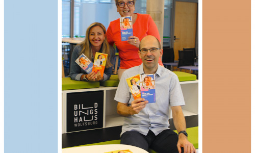 Frisch erschienen: das neue Semesterprogramm des Bildungshauses Wolfsburg. Bildungshausleiter Björn Bertram freut sich auf Teilnehmer in der Volkshochschule und Besucher in der Stadtbibliothek. 