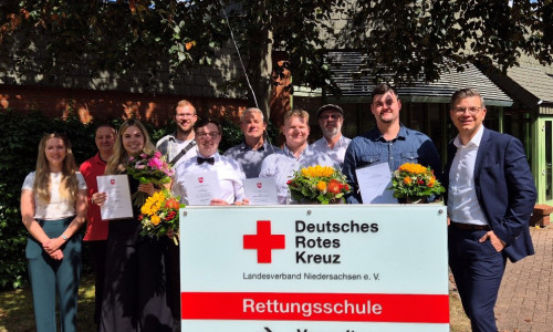 Erfolgreicher Abschluss beim DRK-Rettungsdienst Wolfenbüttel: Im Vordergrund (v. l.) Praxisanleiterin Angelina Antoine, die frisch ausgebildeten Notfallsanitäter Josie Piechatzek, Manuel Knigge, Justus Wigmann und André Buchholz sowie Geschäftsführer Björn Försterling. Dahinter (v. l.) die Praxisanleiter Stefan Trampenau, Gian Luca Procarelli und André Schulze sowie Rettungsdienstleiter Peter Jörgensen.