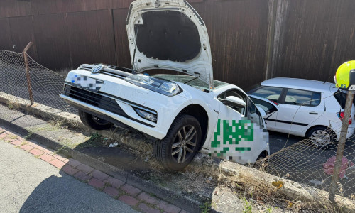 Das Auto stürzte eine Mauer hinab.