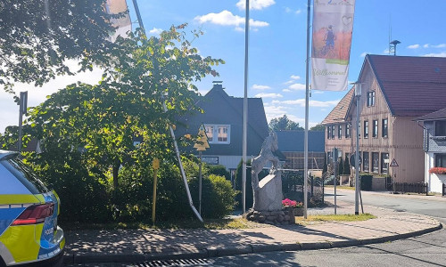Ansicht beschädigter Fahnenmast (Archiv)