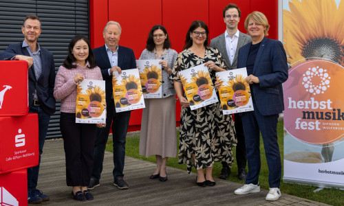 Gemeinsam junge Talente fördern: Lutz Bachmann mit Séverine Kim, Dr. Klaus Meister und Rada Petrovic-Lukic, Jennifer Kappe, Knut Hanßen sowie Matthias Klingebiel.