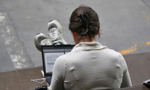 Frau mit Laptop (Archiv)
