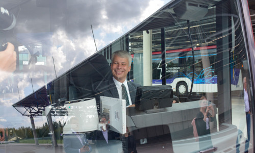 Bundesverkehrsminister Steffen Bilger am Steuer eines der neuen E-Busse, wo er zuvor den Lade-Vorgang gestartet hatte. 