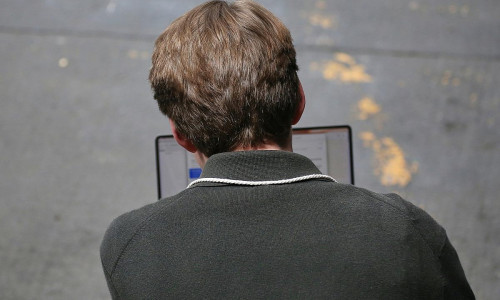 Mann mit Laptop (Archiv)