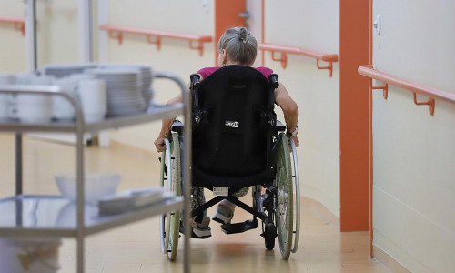 Alte Frau in einem Pflegeheim am 14.08.2026