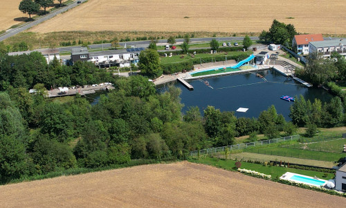 Das Schwimmbad aus der Vogelperspektive.