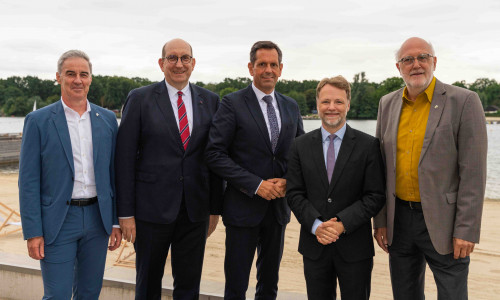 Ralf Sygusch, Verbandsdirektor Regionalverband Großraum Braunschweig; Matthias Wunderling-Weilbier, Staatssekretär im Nds. Ministerium für Wirtschaft, Verkehr und Bauen; Ministerpräsident Olaf Lies, Gerald Heere, Nds. Finanzminister und Detlef Tanke, Verbandsvorsitzender Regionalverband Großraum Braunschweig (v. li.).