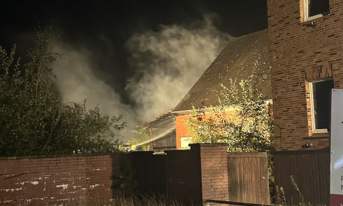Am Freitagabend wurde die Feuerwehr zu einem Brandeinsatz in die Lindenstraße nach Knesebeck alarmiert. 