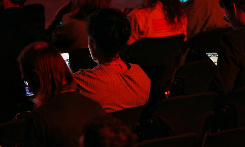 Junge Leute mit Smartphone in der Hand (Archiv)