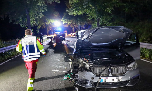 Der BMW wurde massiv beschädigt.
