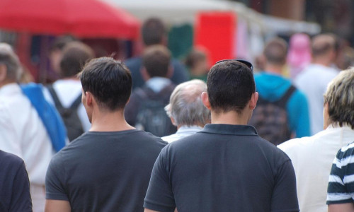 Männer in einer Fußgängerzone (Archiv)