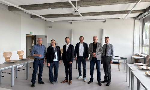 Besichtigten die neuen Räumlichkeiten des THG: Oberbürgermeister Dennis Weilmann (3. v. l.) und Kai-Uwe Hirschheide, Erster Stadtrat und Stadtbaurat (2. v. r.). 