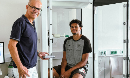 Romario Holloway nahm Platz zum Lungenfunktionstest bei Dr. Volkmar Nerreter. 