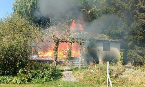 Gartenhütte in Brand (Archiv)