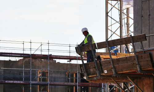 Bauarbeiter auf einer Baustelle (Archiv)