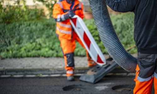 Die Kreisstraße 36 zwischen der L516 und dem Ortseingang Hahnenklee wird aufgrund von Verschleiß und tiefen Rissen ab dem 28. August saniert. Symbolbild