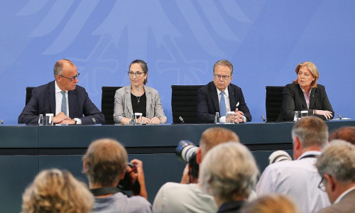 Übergabe des Berichts der Rentenkommission (Archiv)
