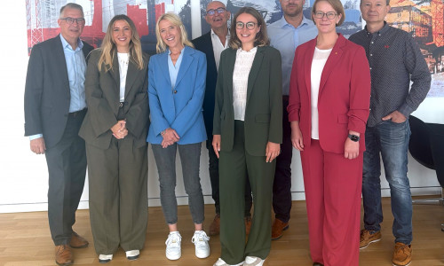 Die neuen Mitglieder im Aufsichtsrat, mit der Aufsichtsratsspitze und der Stadtwerke-Vorständin.