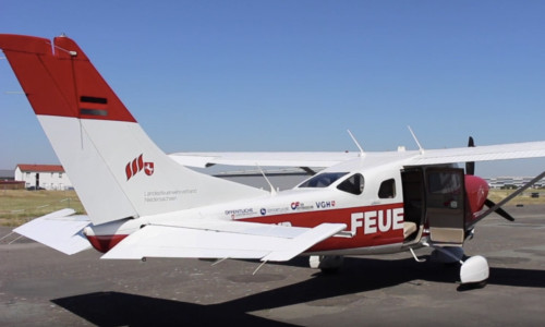 Der Feuerwehr Flugdienst überwacht aus der Luft. 