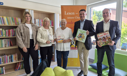 Wie an der Adam-Riese-Schule sollen künftig Lesepatinnen und -paten an weiteren städtischen Schulen Kinder beim Lesen lernen unterstützen. Darüber tauschten sich heute u.a. Annette Polonyi (2.v.l.), 1. Vorsitzende des Vereins Lesementor Isenbüttel e.V., Bürgermeister Matthias Nerlich (2.v.r.) und Heiko Winkelmann (r.), Rektor der Adam-Riese-Schule, aus.