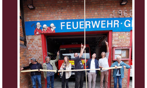 Die Destedter Grünen zeigen, dass das zukünftige Feuerwehrauto nicht in die Garage passen wird, v.l.: Giovanni Guarascio, Ortsbürgermeister Diethelm Krause-Hotopp, Annalena Mette, Markus Diedrich, Ulrik Beilke, Christian Rothe-Auschra und Stefanie Barz.
