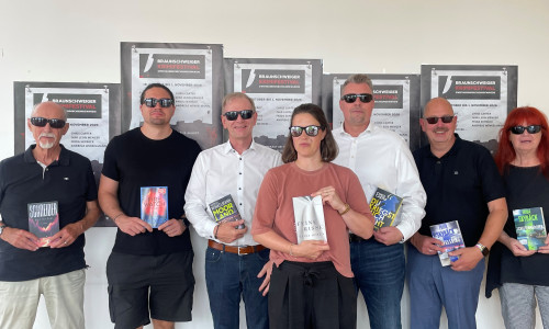 Die Organisatoren des Krimifestivals halten schonmal ihre bevorzugte Lektüre in die Kamera.