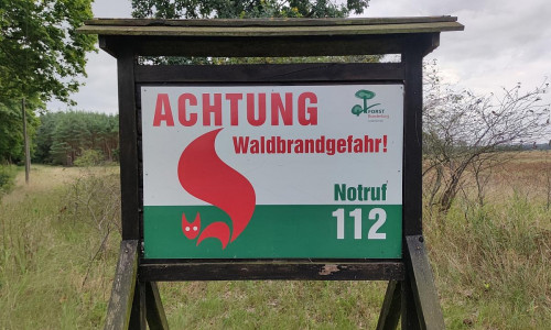 Hinweis auf Waldbrandgefahr (Archiv)