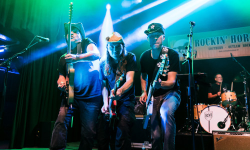 Mehrere Gitarren prägen das musikalische Gesicht der Band Rockin’ Horse.