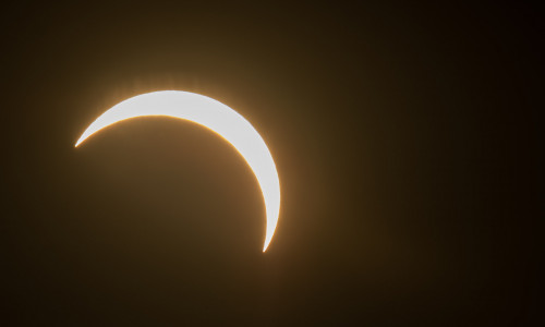 Der Mond ließ von der Sonne nur noch eine schmale Sichel übrig.