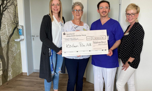 Saskia Lappe, Teamleitung Pflege Station F.04 und C.02, Martina Hohmann, 1. Vorsitzende PalliativNetz Peine e.V., Dr. Senol Gültepe, Chefarzt der Klinik für Gastroenterologie und Allgemeine Innere Medizin, und Joana Vogt, Geschäftsführung PalliativNetz Peine Organisationsgesellschaft mbH (v. li.).