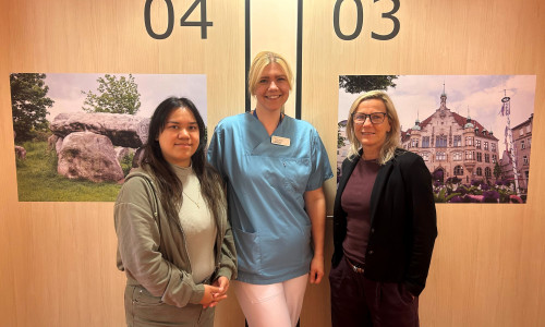 Fotografin Thanh Van Do, Stationsleitung Yasmin Krüger und Pflegedirektorin Aline Prasse (v. li.).