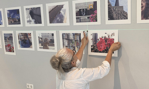 Künstlerin Yvonne Salzmann bereitet die Ausstellung im Museum vor.