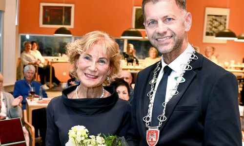 Oberbürgermeister Dennis Weilmann zeichnet Angelika Dorothea Frenzel mit der Stadtplakette aus. 